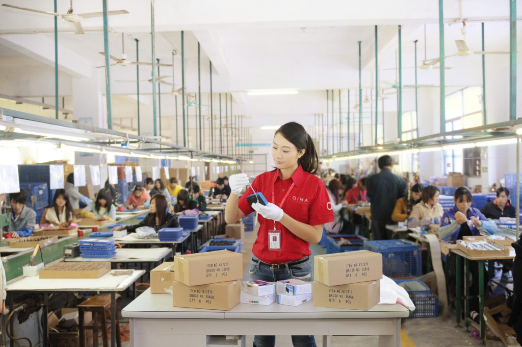 Inspectora comprobando muestras, componentes y embalajes de productos en una fábrica china