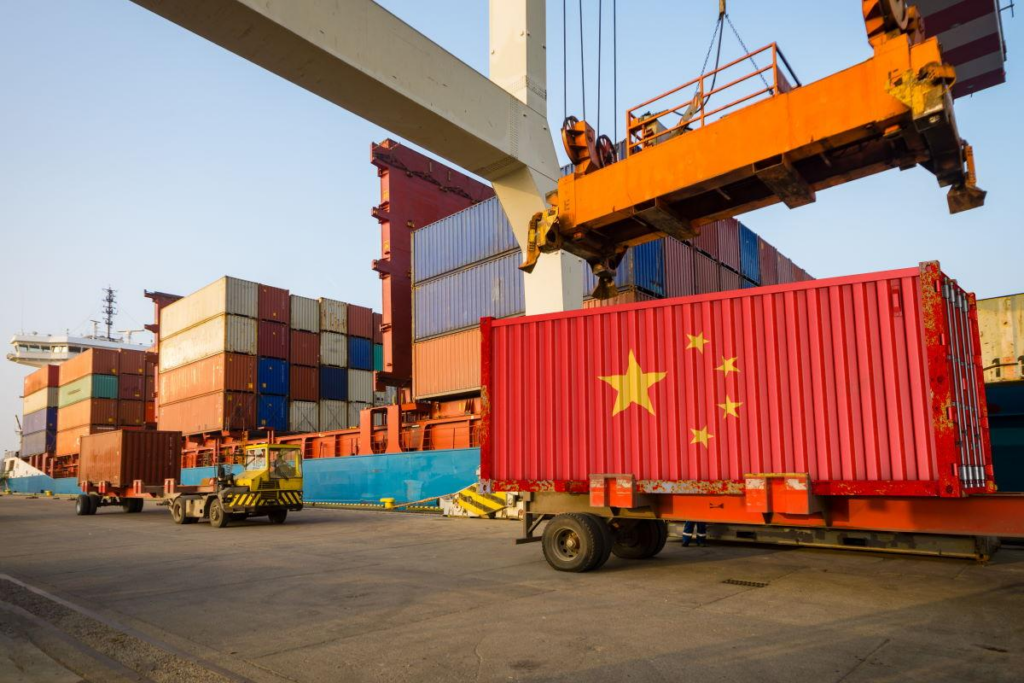 Contenedores de envío internacional desde China hacia mercados globales