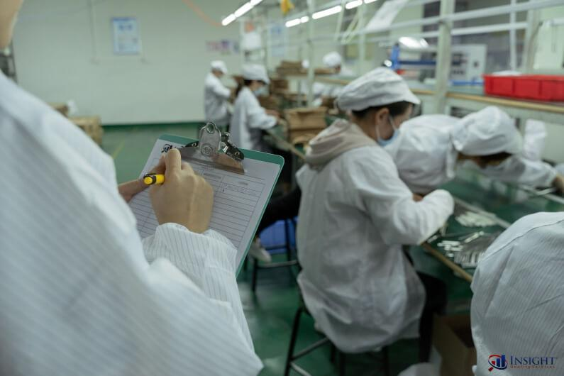 Inspección de una línea de producción en China durante la auditoría de un proveedor