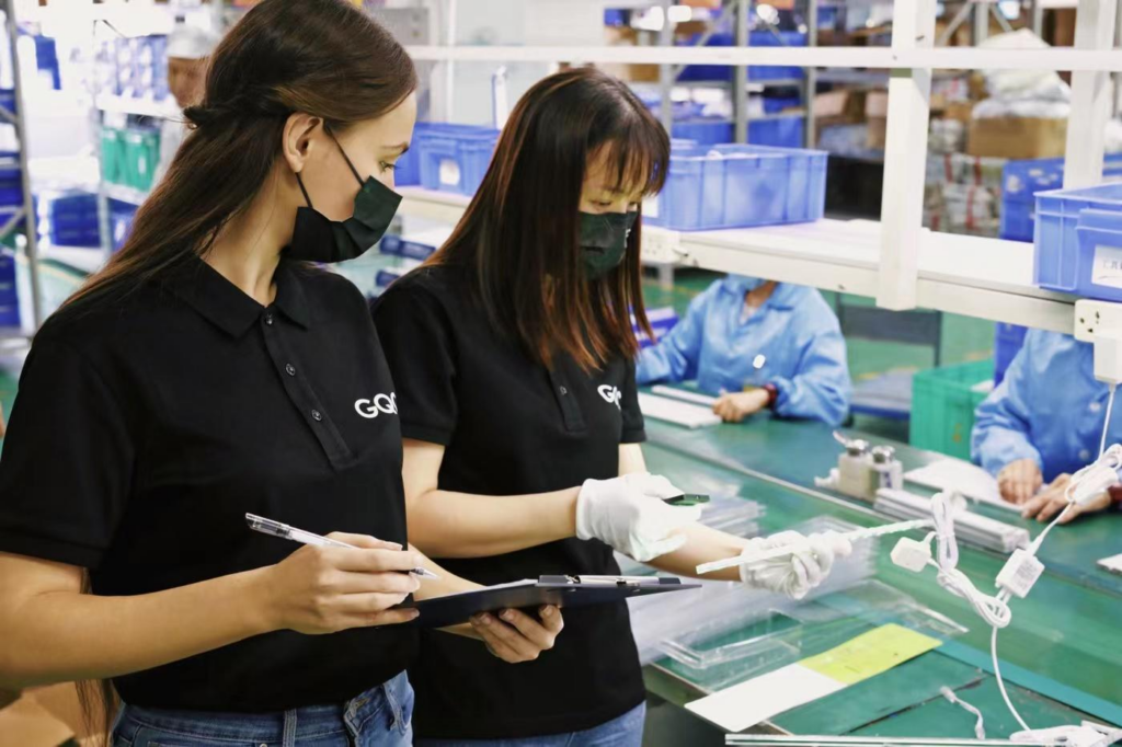 Inspectores de control de calidad revisando productos durante la producción en una fábrica china