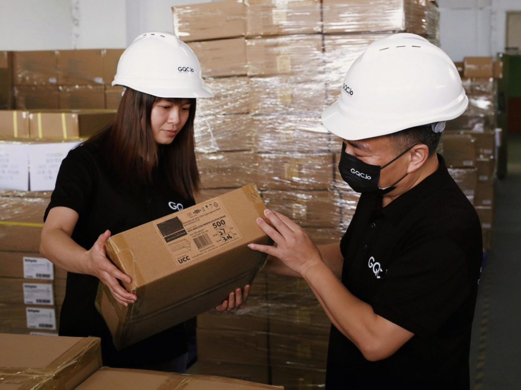 Inspectores de calidad revisando productos y embalajes en un almacén de China antes del envío internacional