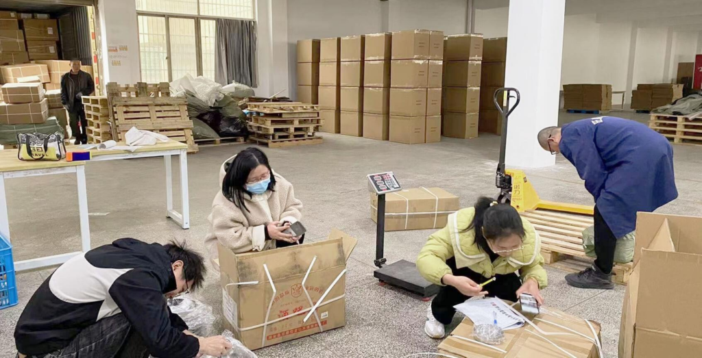 Optimización del embalaje y preparación de mercancías en un almacén de China para reducir los costos de transporte