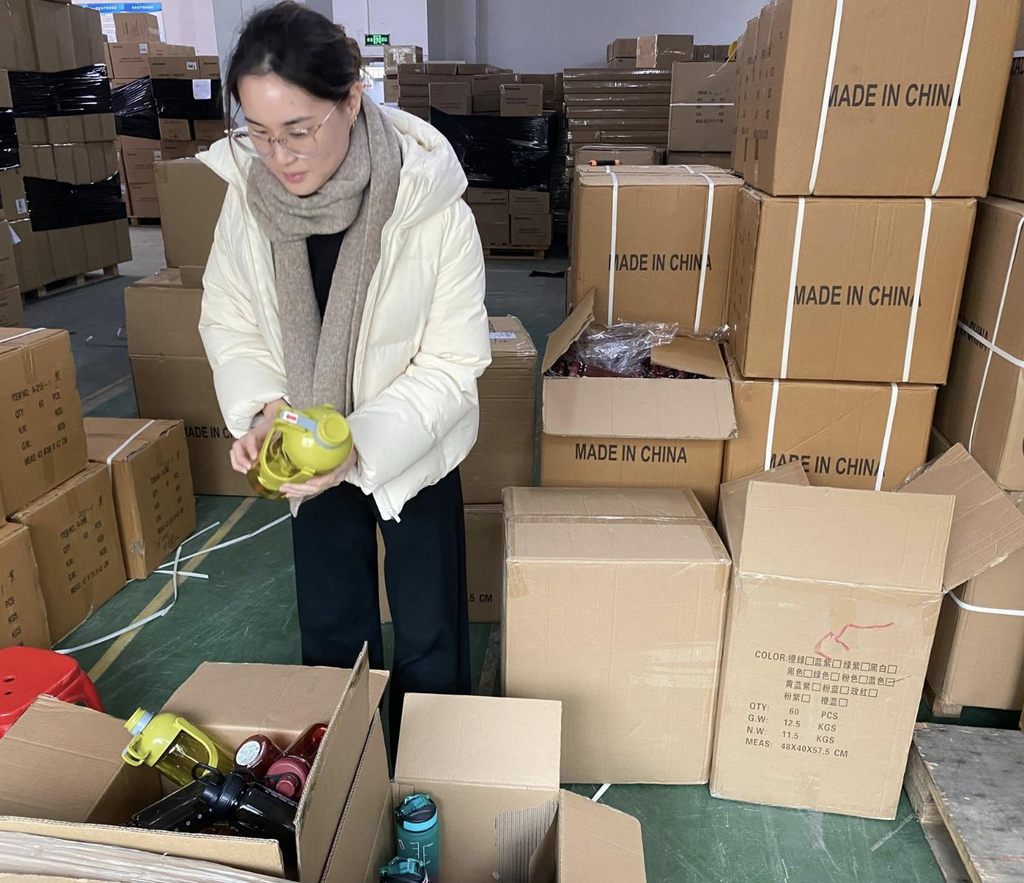 Inspección de productos recibidos de proveedores de 1688 en un almacén de China