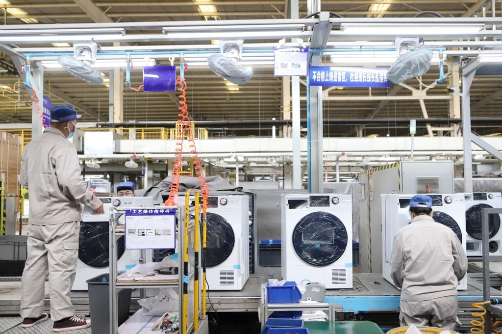 Inspección y pruebas de lavadoras en una fábrica china antes del envío internacional