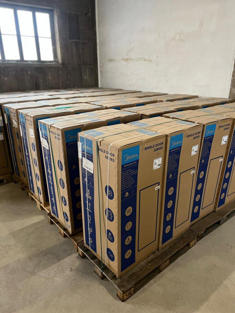 Refrigeradores embalados y almacenados antes del envío internacional