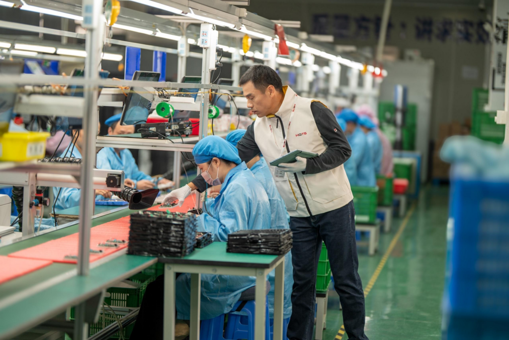 Agente de compras realizando una inspección de fábrica y verificación de proveedor en China