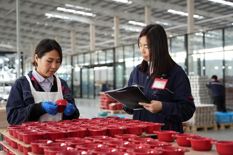 Inspección de calidad de productos en una fábrica china antes del envío internacional