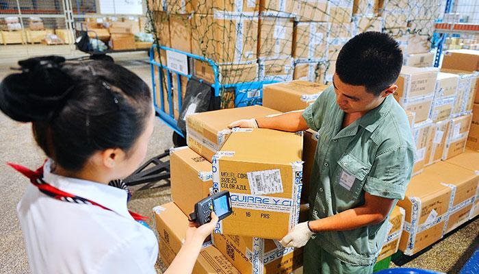 Etiquetado de SKU y códigos de barras para evitar errores al consolidar productos en un almacén en China