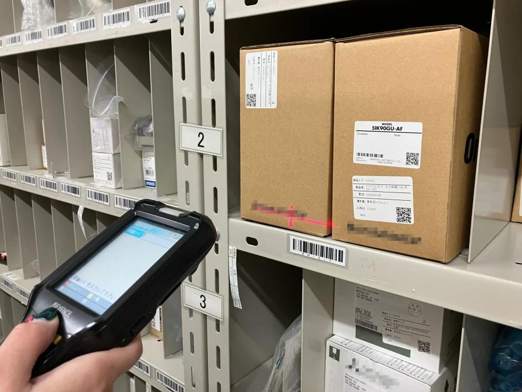 Control de SKU mediante escáner de códigos de barras en un almacén de consolidación en China