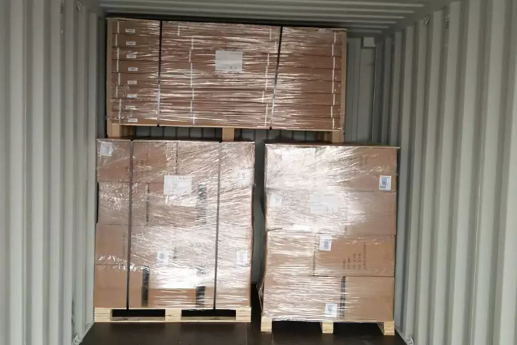 Carga de cajas en un contenedor para transporte internacional desde China a América Latina.
