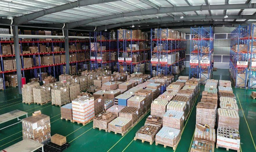 Consolidación de productos de varios proveedores chinos en un almacén en China antes del envío internacional.