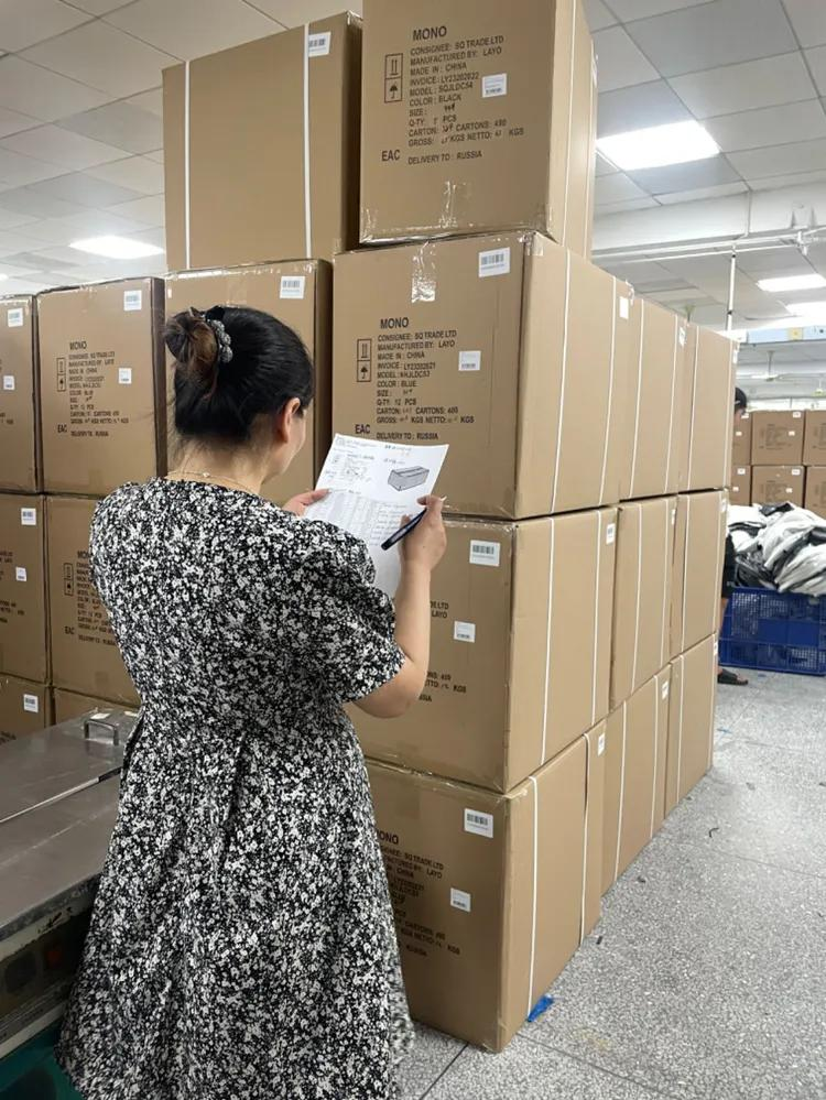 Inspección de calidad de mercancía en un almacén en China antes de decidir si dividir el pedido en dos envíos.
