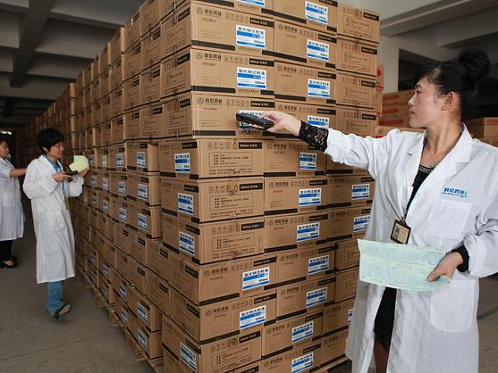 Inspección de productos de 1688 después de recibirlos en un almacén en China