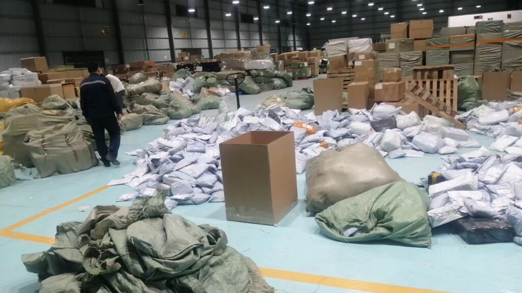 Inspección de calidad previa al envío de productos en un almacén antes de exportar desde China