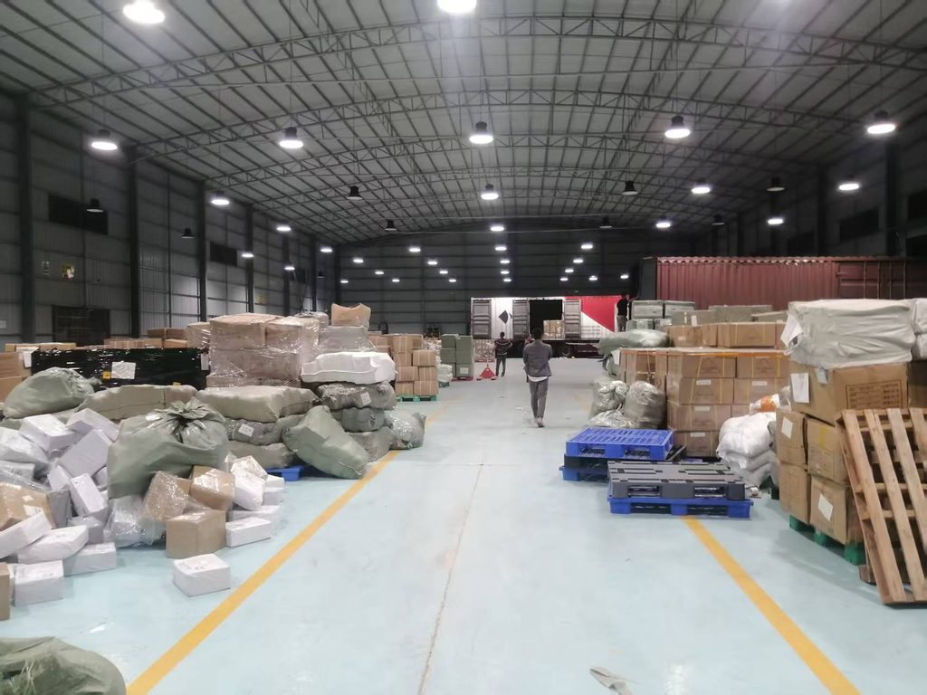Reembalaje y consolidación de cajas para reducir volumen antes del transporte internacional