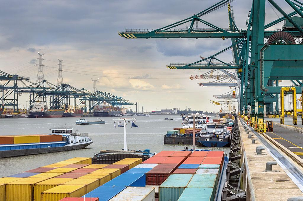 Transporte marítimo de contêineres com produtos importados da China para o Brasil